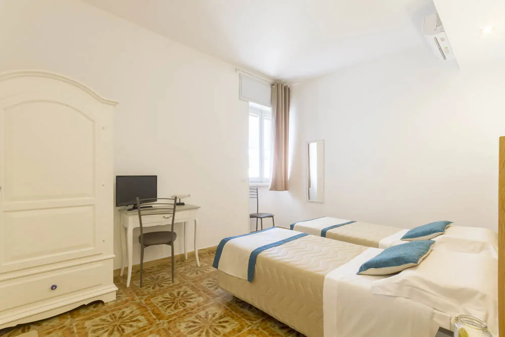 Double Room with blue linen at B&B Villa Ginevra in Otranto (photo 2)