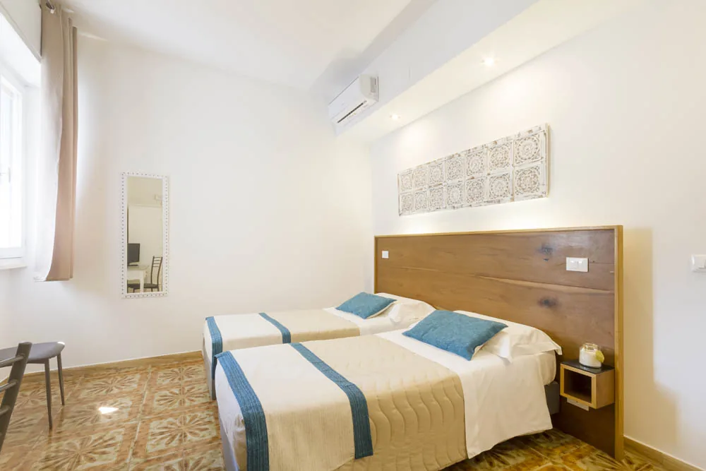 Camera Doppia con biancheria blu del B&B Villa Ginevra a Otranto (foto 3)