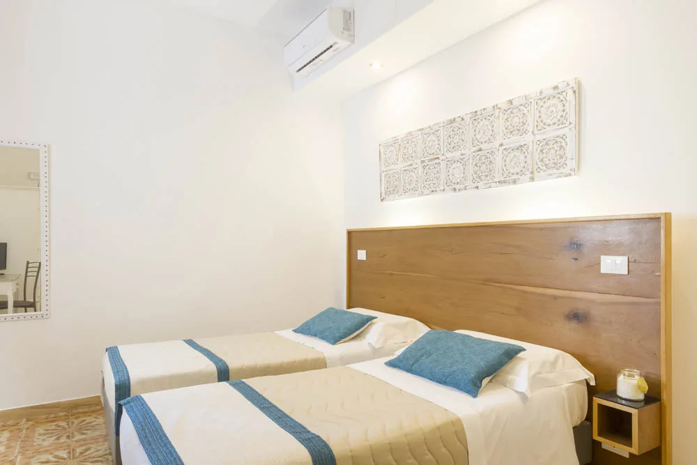 Double Room with blue linen at B&B Villa Ginevra in Otranto (photo 4)