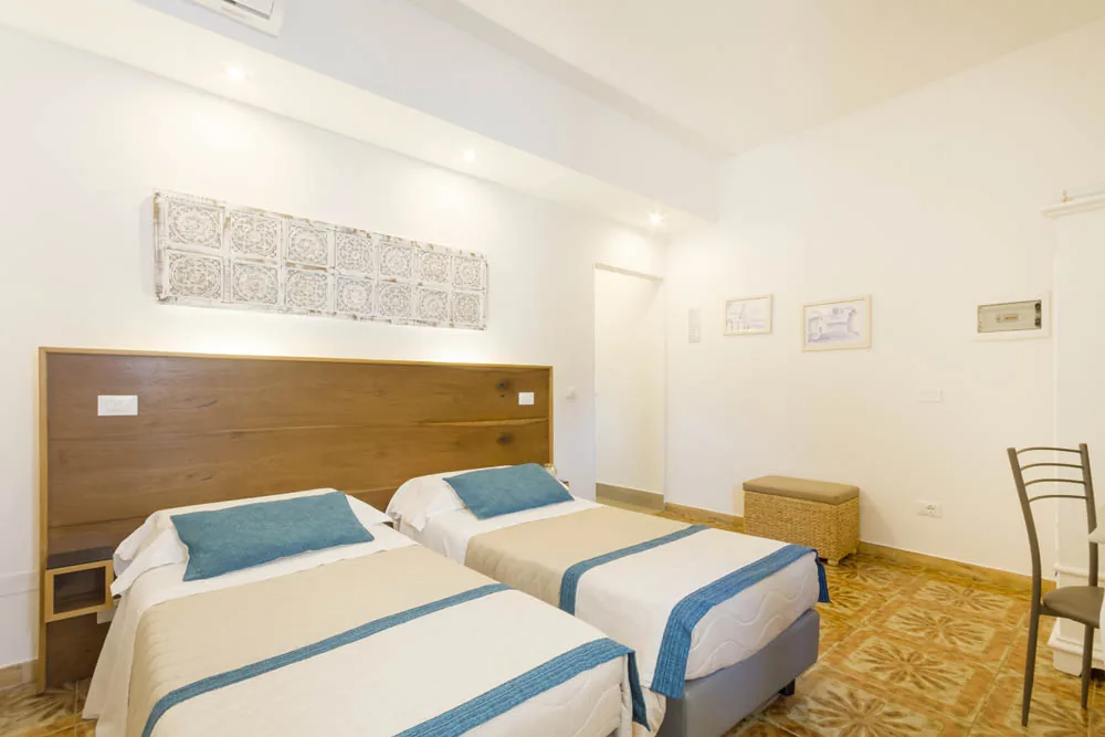 Double Room with blue linen at B&B Villa Ginevra in Otranto (photo 5)