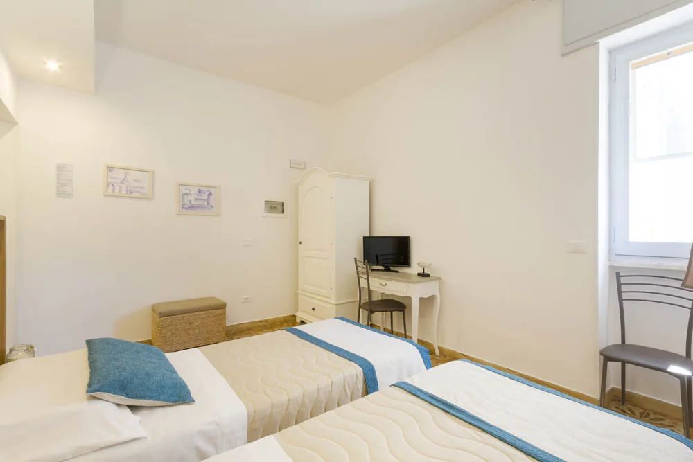 Double Room with blue linen at B&B Villa Ginevra in Otranto (photo 6)