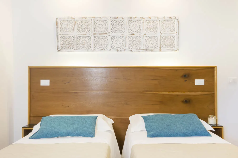 Double Room with blue linen at B&B Villa Ginevra in Otranto (photo 7)