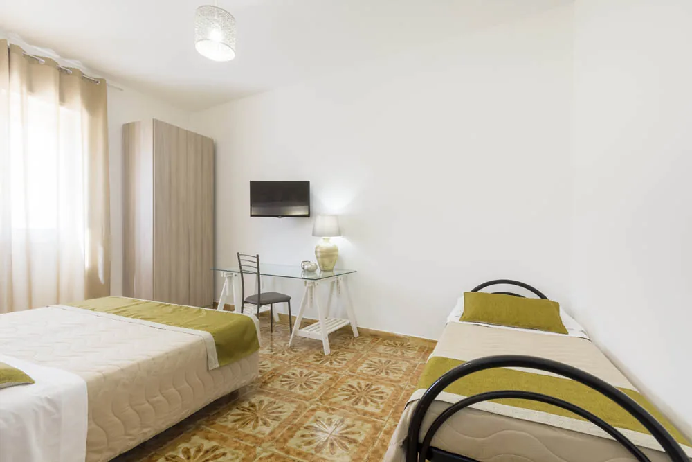 Camera Tripla con biancheria verde del B&B Villa Ginevra a Otranto (foto 4)
