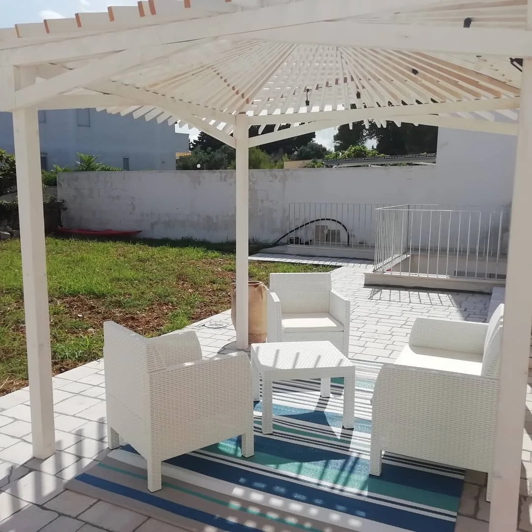 Giardino e area relax con piscina del B&B Villa Ginevra a Otranto