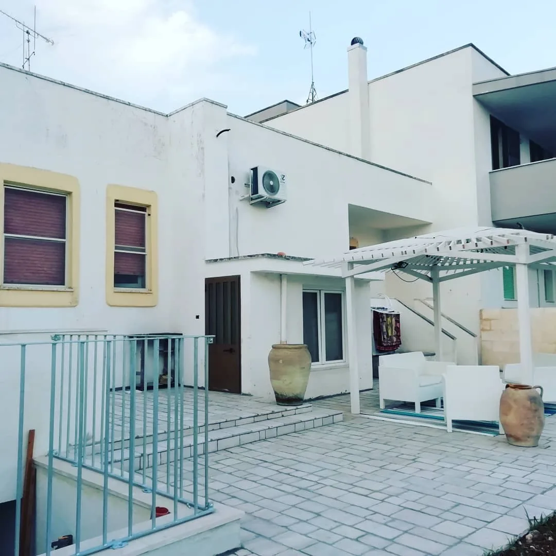 Giardino con area relax e piscina a uso condiviso del B&B Villa Ginevra a Otranto (foto 4)