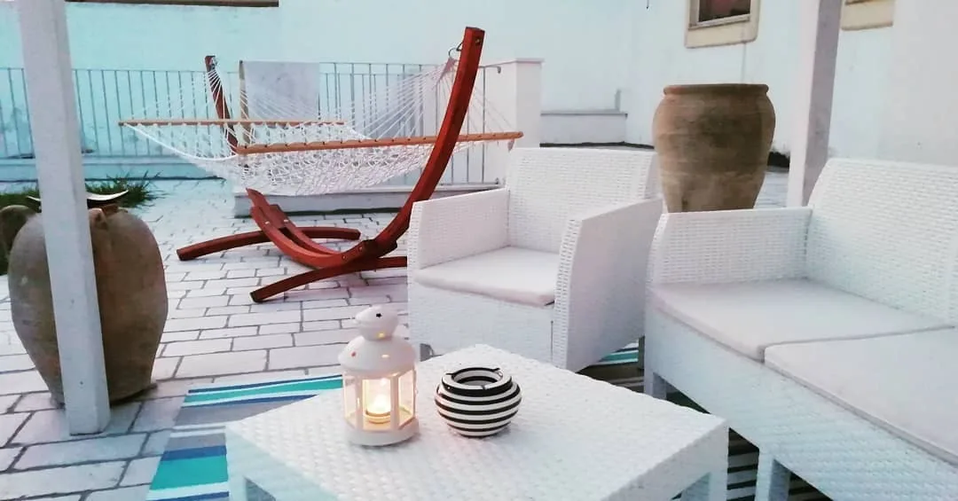 Giardino con area relax e piscina a uso condiviso del B&B Villa Ginevra a Otranto (foto 7)
