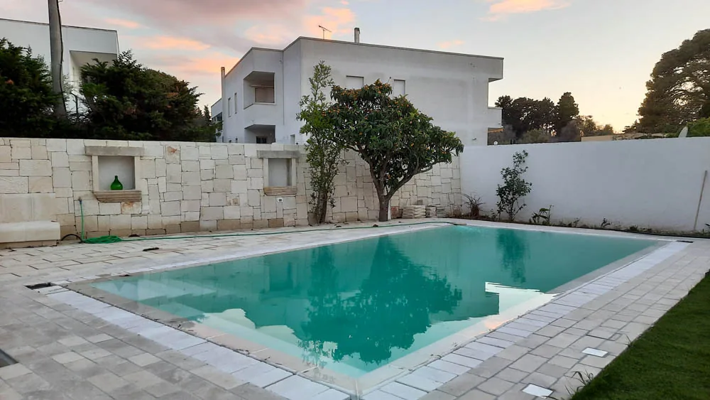 Giardino con area relax e piscina a uso condiviso del B&B Villa Ginevra a Otranto (foto 13)