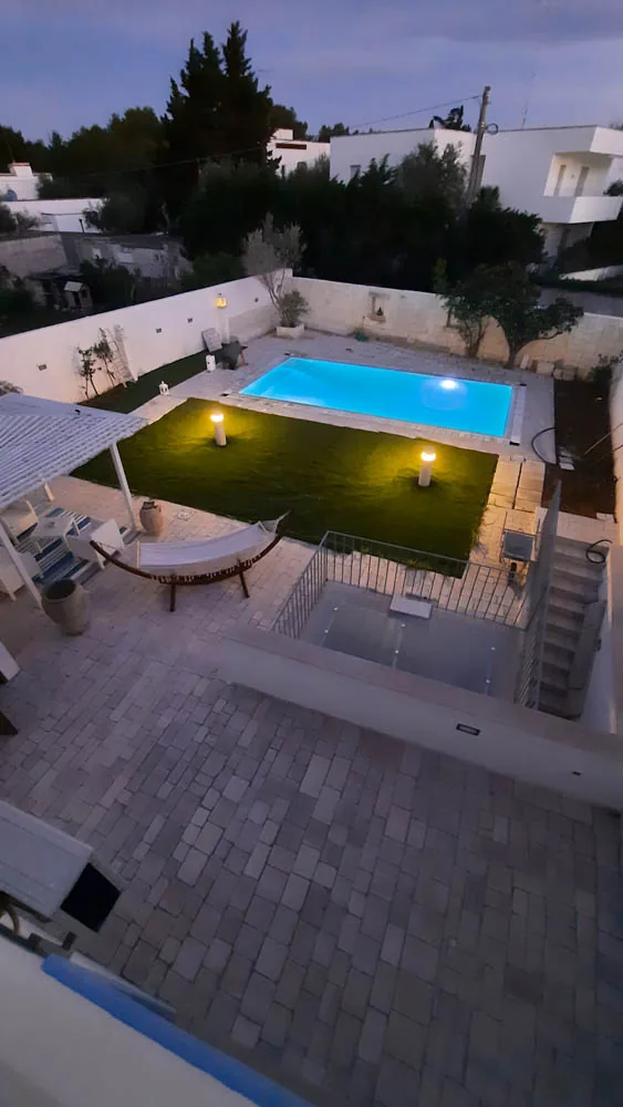 Giardino con area relax e piscina a uso condiviso del B&B Villa Ginevra a Otranto (foto 16)
