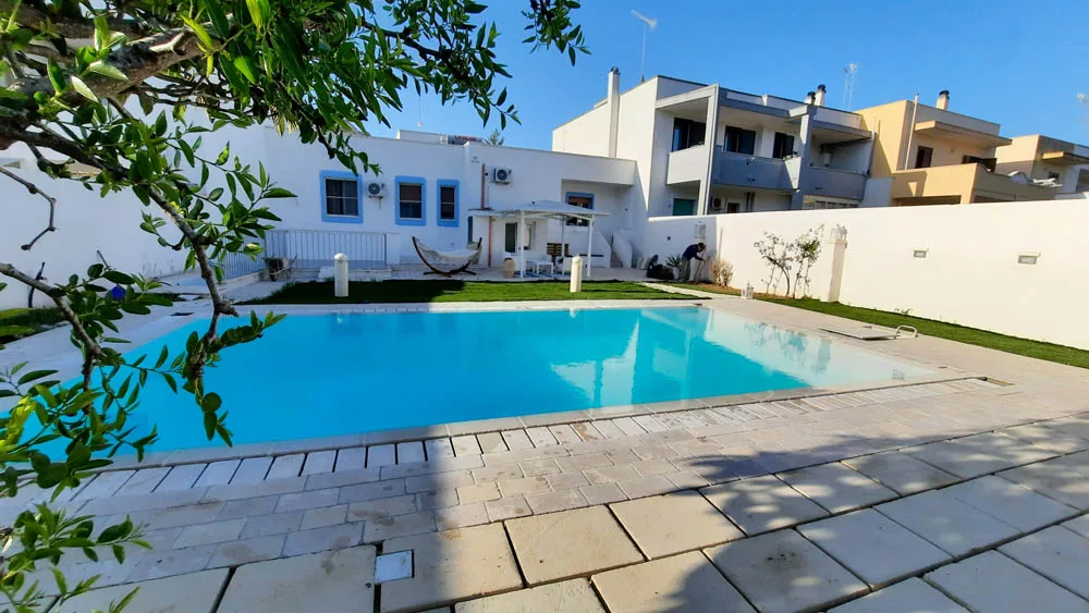 Giardino con area relax e piscina a uso condiviso del B&B Villa Ginevra a Otranto (foto 19)