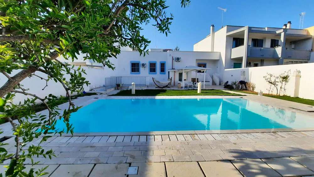 Giardino con area relax e piscina a uso condiviso del B&B Villa Ginevra a Otranto (foto 20)