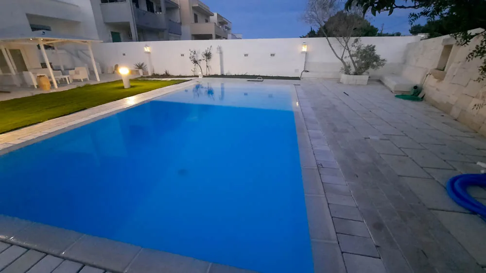 Giardino con area relax e piscina a uso condiviso del B&B Villa Ginevra a Otranto (foto 23)