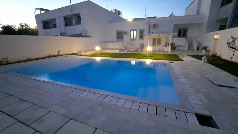 Giardino con area relax e piscina a uso condiviso del B&B Villa Ginevra a Otranto (foto 25)
