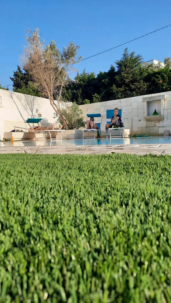 Giardino con area relax e piscina a uso condiviso del B&B Villa Ginevra a Otranto (foto 27)
