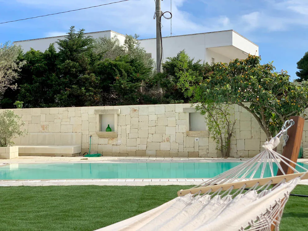 Giardino con area relax e piscina a uso condiviso del B&B Villa Ginevra a Otranto (foto 30)